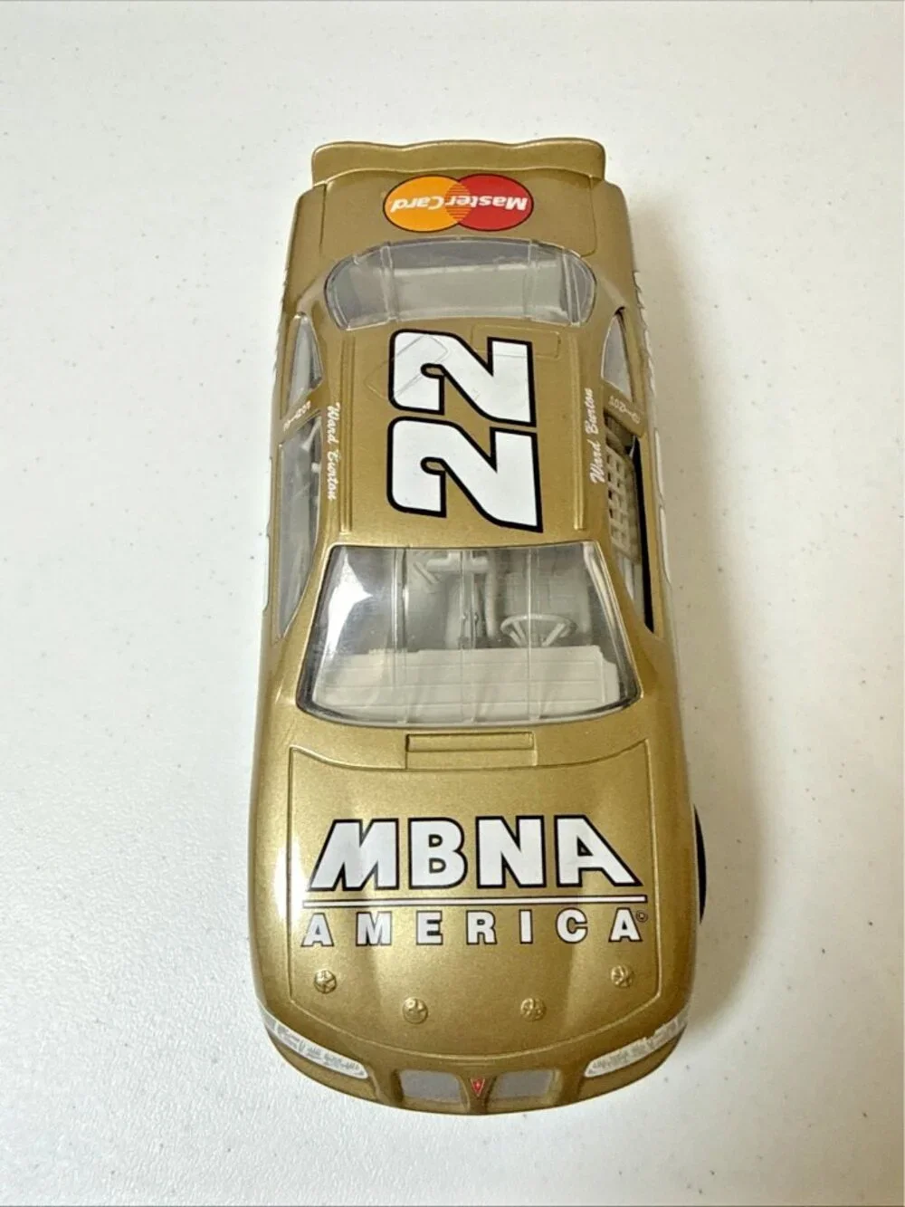 Ward Burton #22 MBNA Gold 1997 Pontiac Grand Prix 1:24 NASCAR Diecast Car